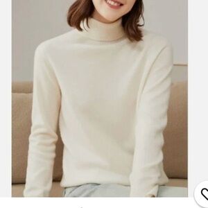 100% Cashmere Uniqlo Cream Turtleneck Sweater